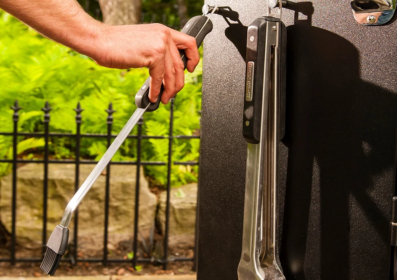 Broil King vertikális faszenes szekrényszmóker