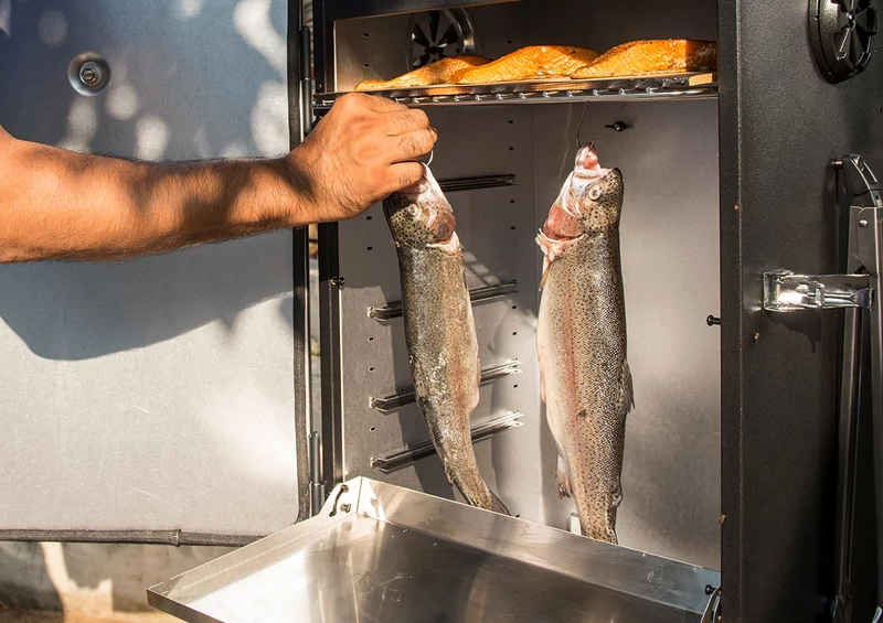 Broil King vertikális gázüzemű szekrényszmóker