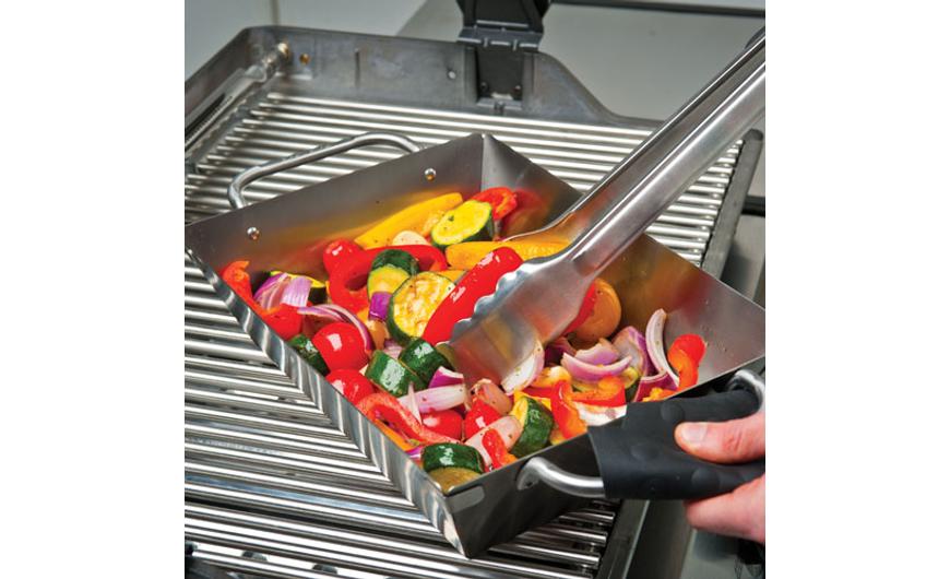 Zöldségek a rácson grilltálca használatával